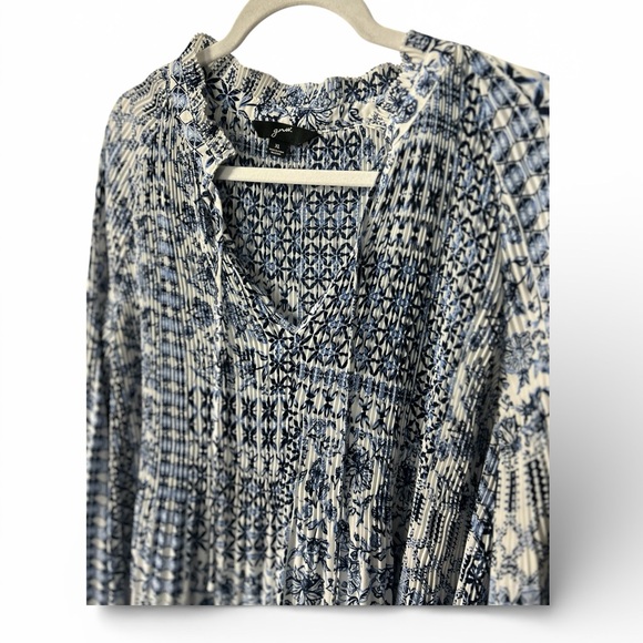 Gru Women’s Size XL Pleated Patterned V-Neck Blouse - Picture 4 of 7